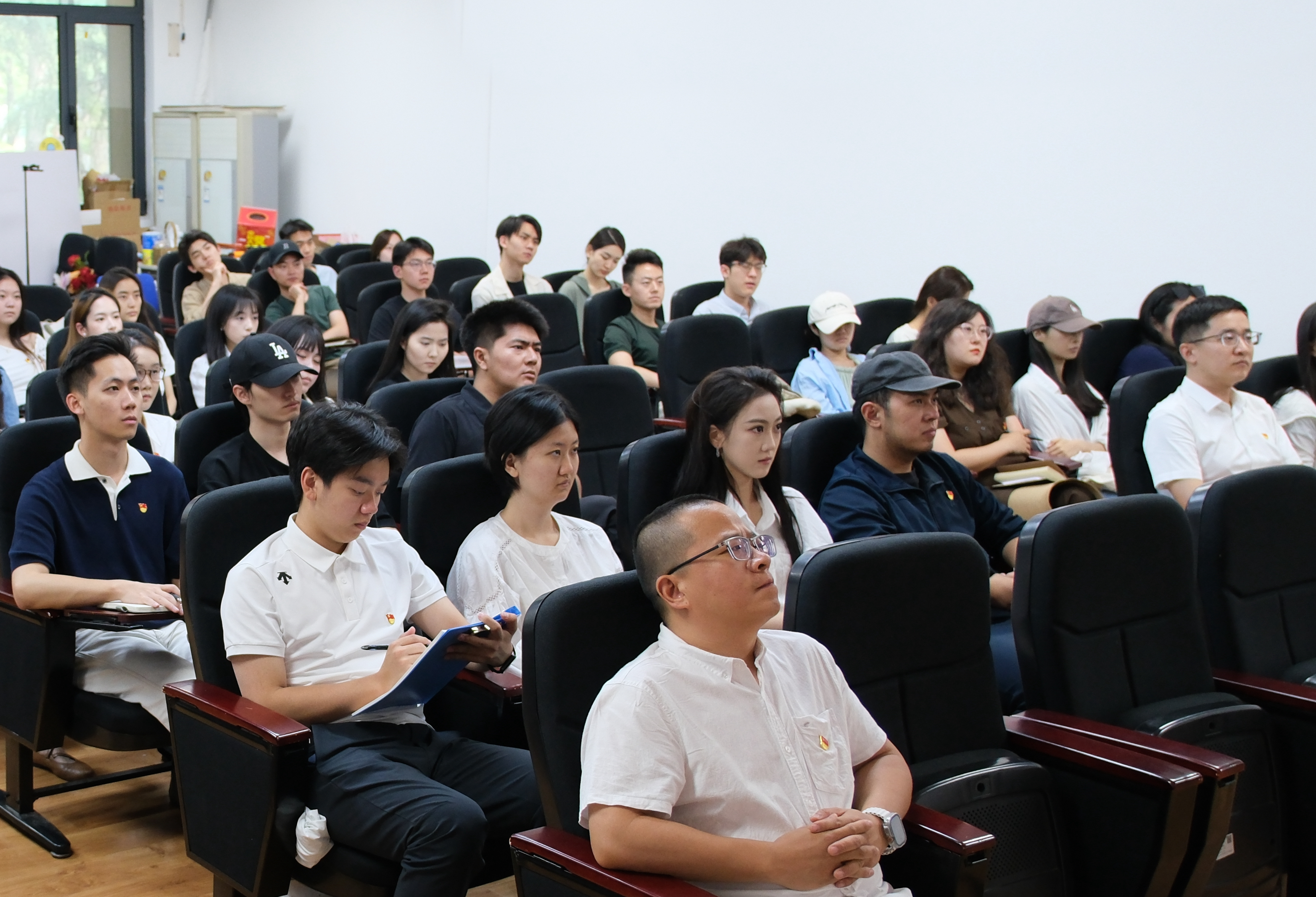 与会党员学习