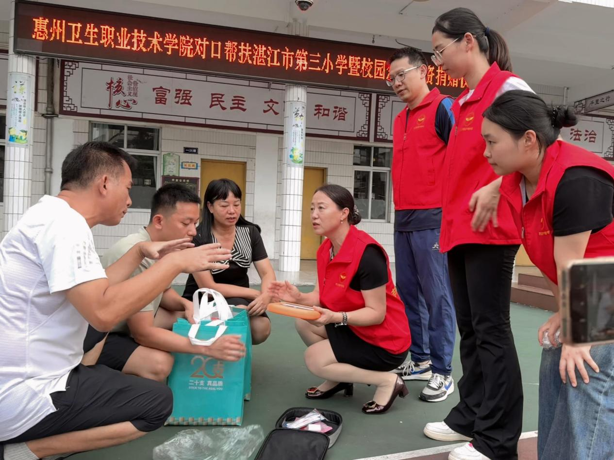 惠州卫生职业技术学院临床护理党支部高丽玲书记亲自示范AED操作