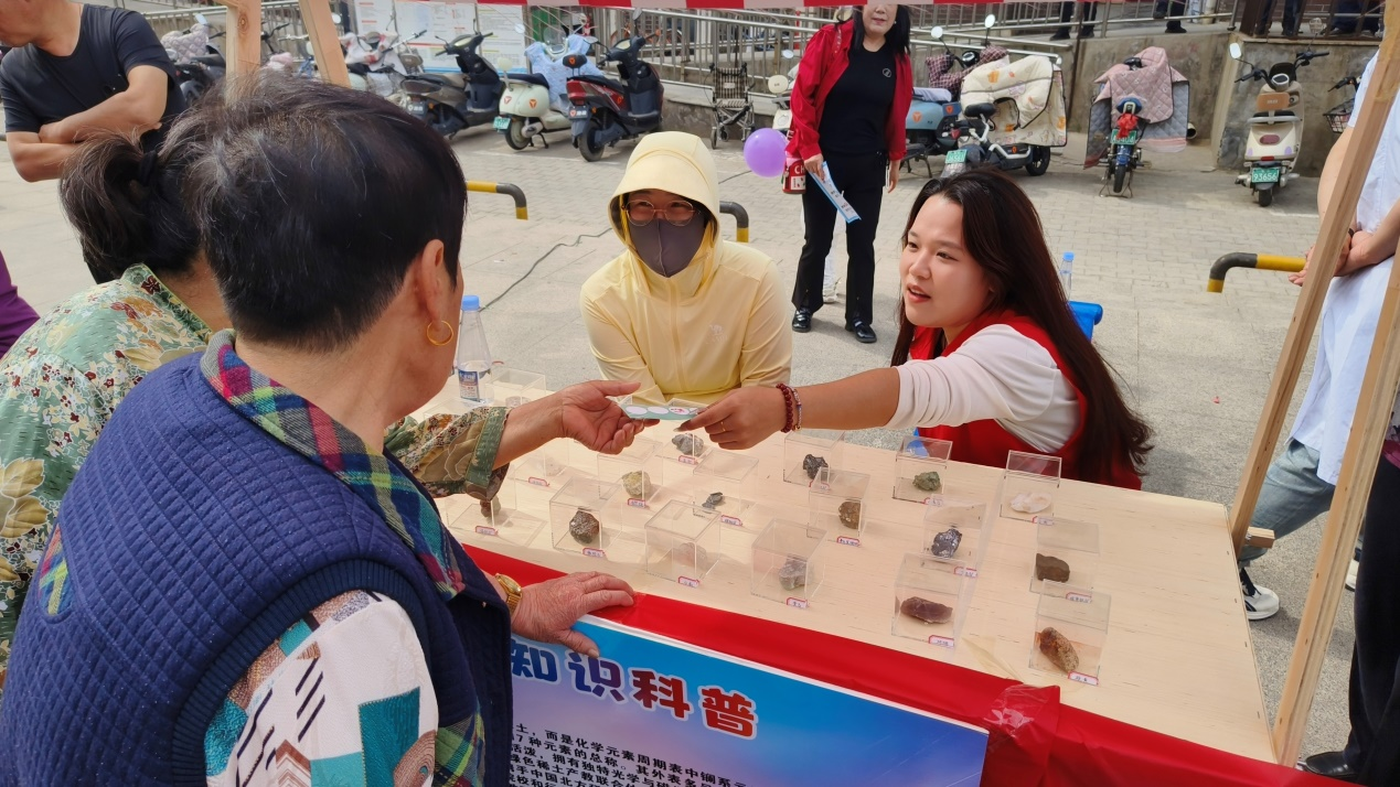 志愿者为居民展示包头各种矿物