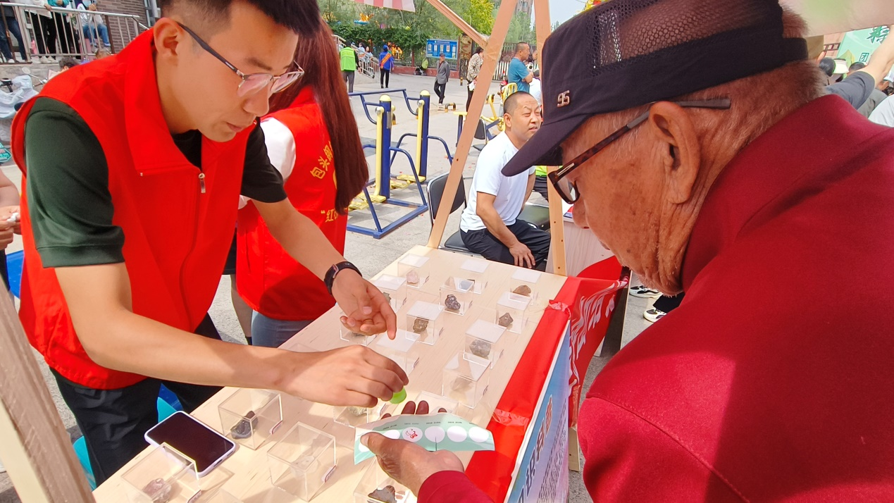 图片1志愿者为居民展示萤石