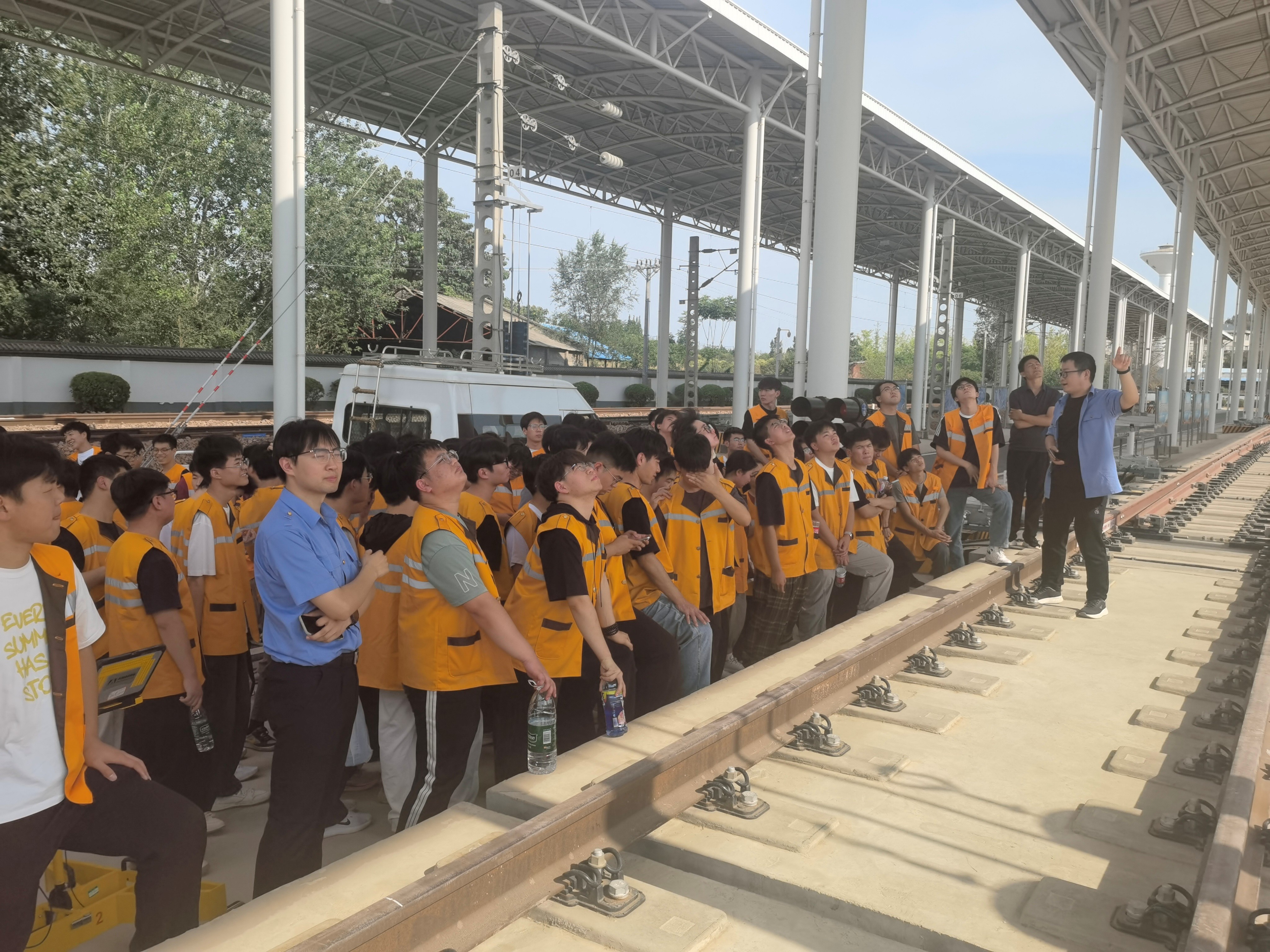 高铁综合维修专业群赴郑州高铁基础设施段开展现场教学01 高铁综合维修专业群赴郑州高铁基础设施段开展现场教学01