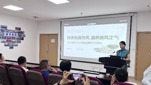黄晓颖院长为放射影像科与核医学科党支部授专题党课