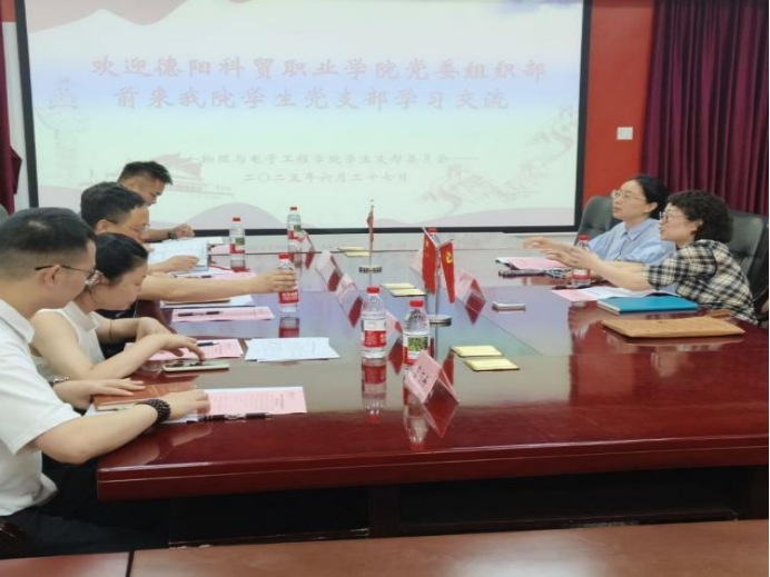 图为:双方交流讨论 图为:双方交流讨论