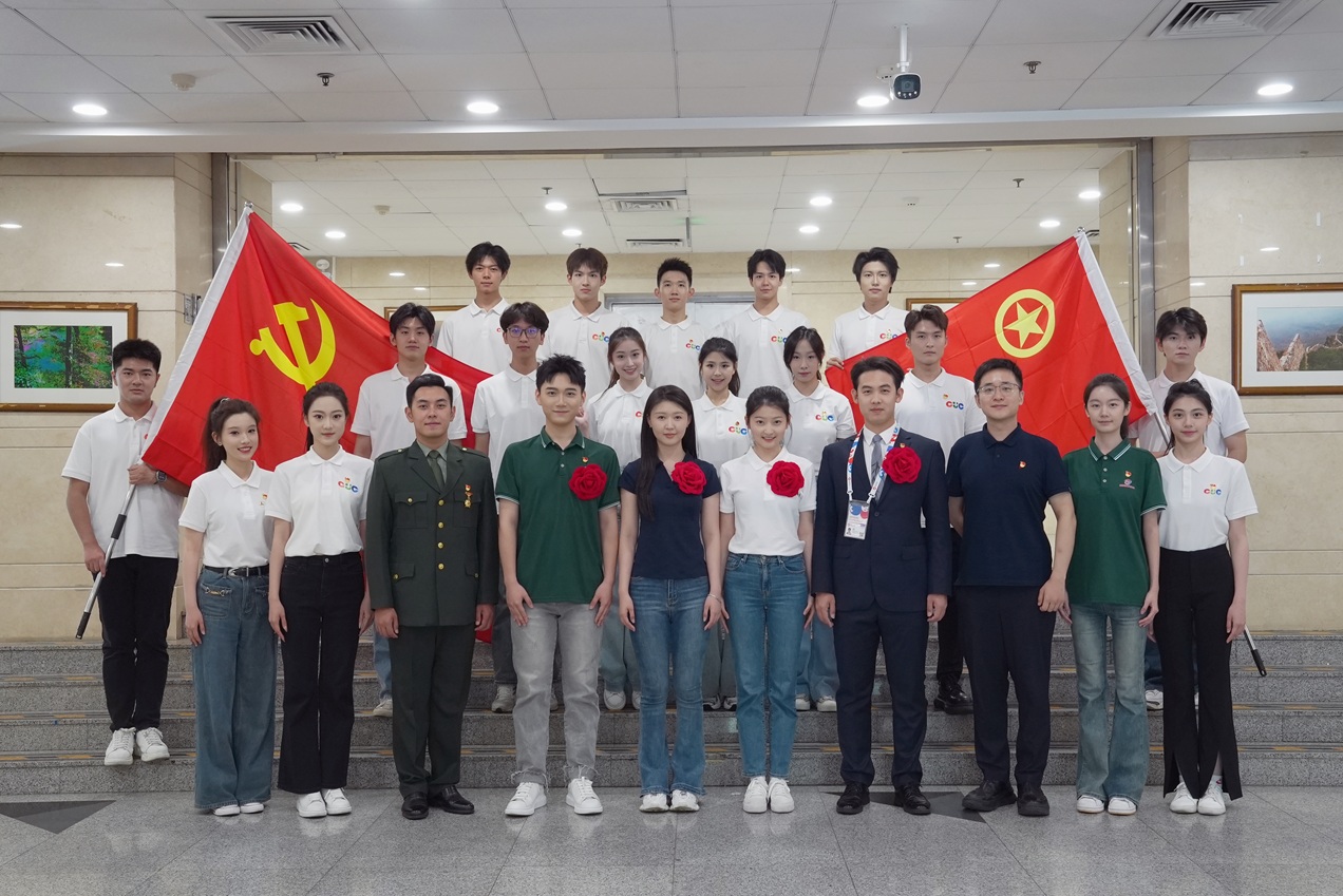 优秀党员与新发展团员合影