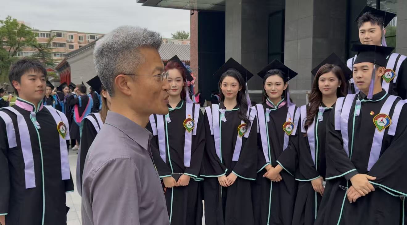 党委书记李洪岩同志寄语毕业生党员