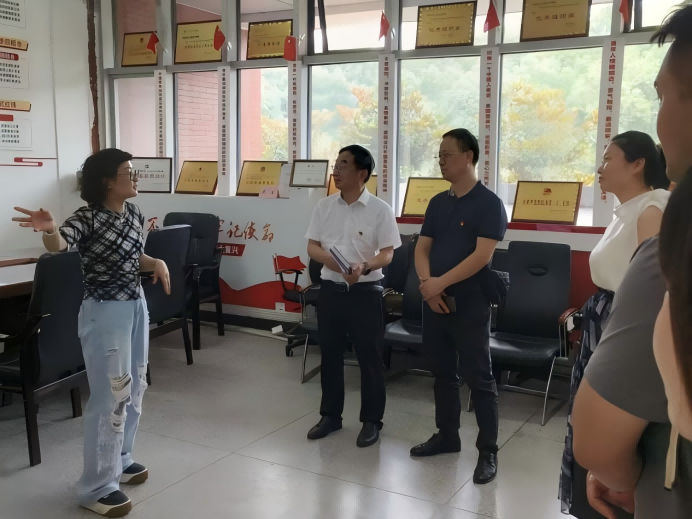 图为:童老师介绍学生党员之家(1) 图为:童老师介绍学生党员之家(1)