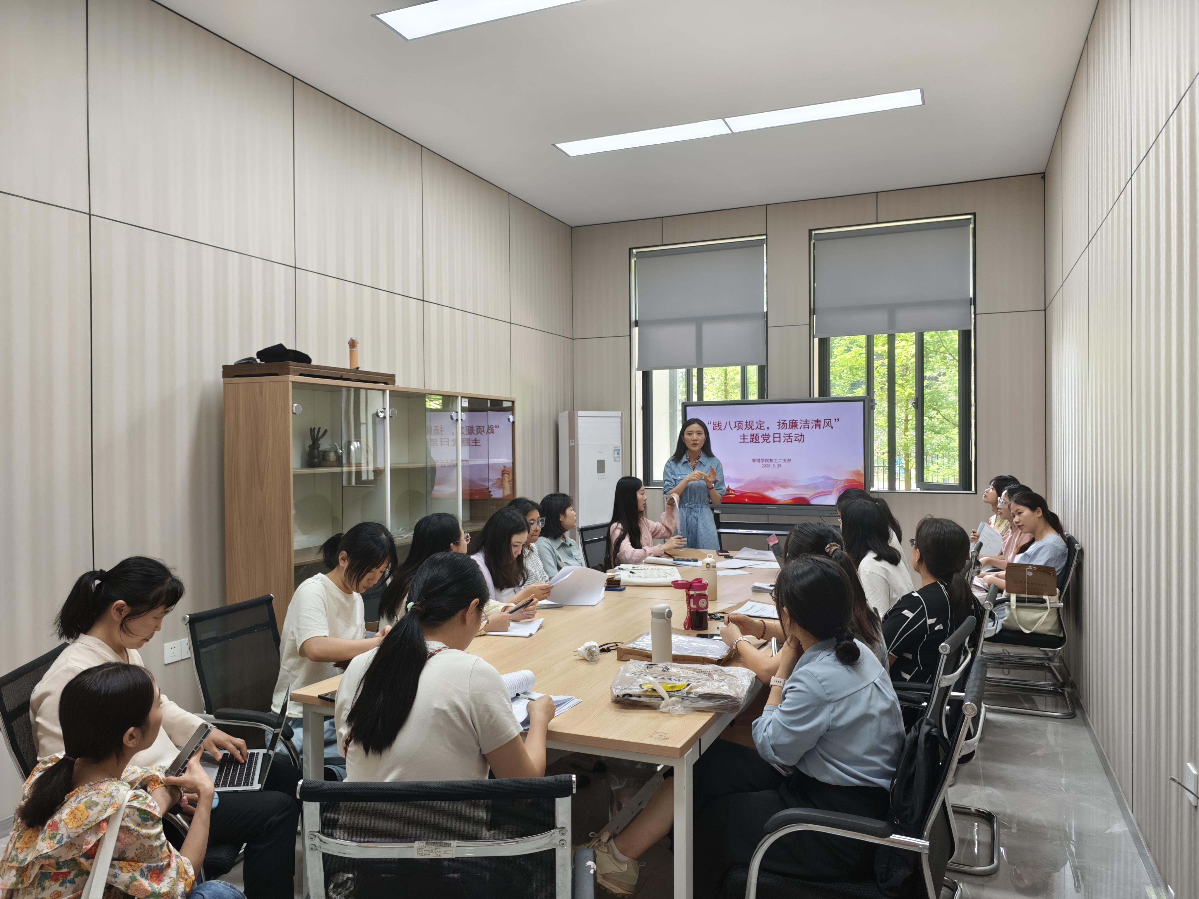 图 支部书记领学 图 支部书记领学