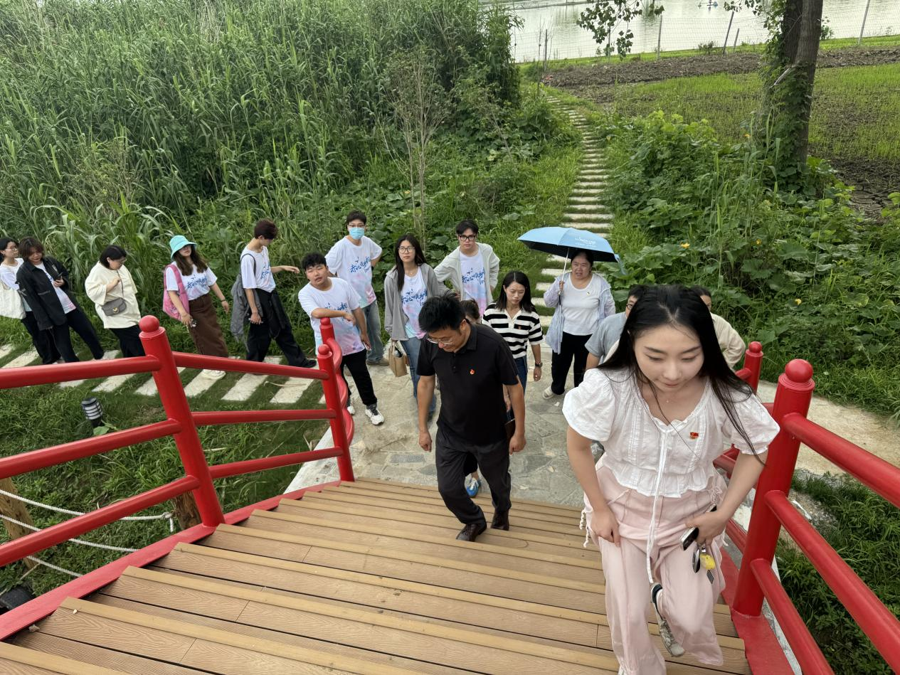 支部党员参观陡门口村虹桥