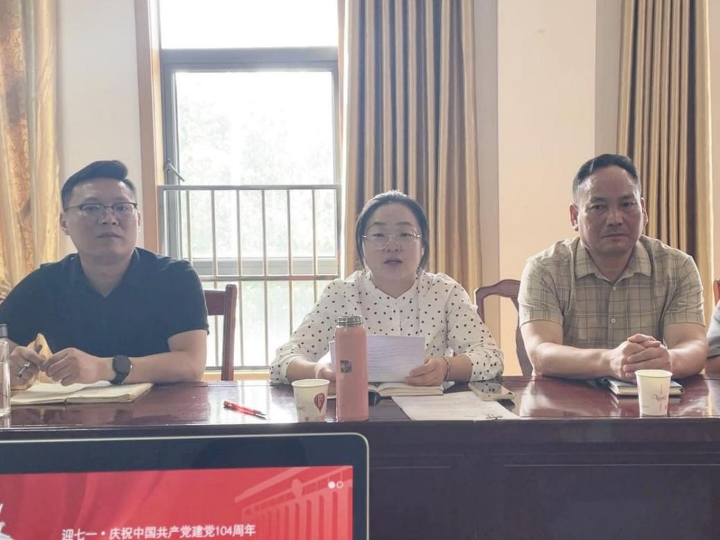 尚桥社区党委书记尤枝花发言