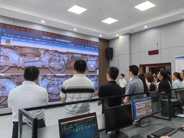 参观江跳线调度室