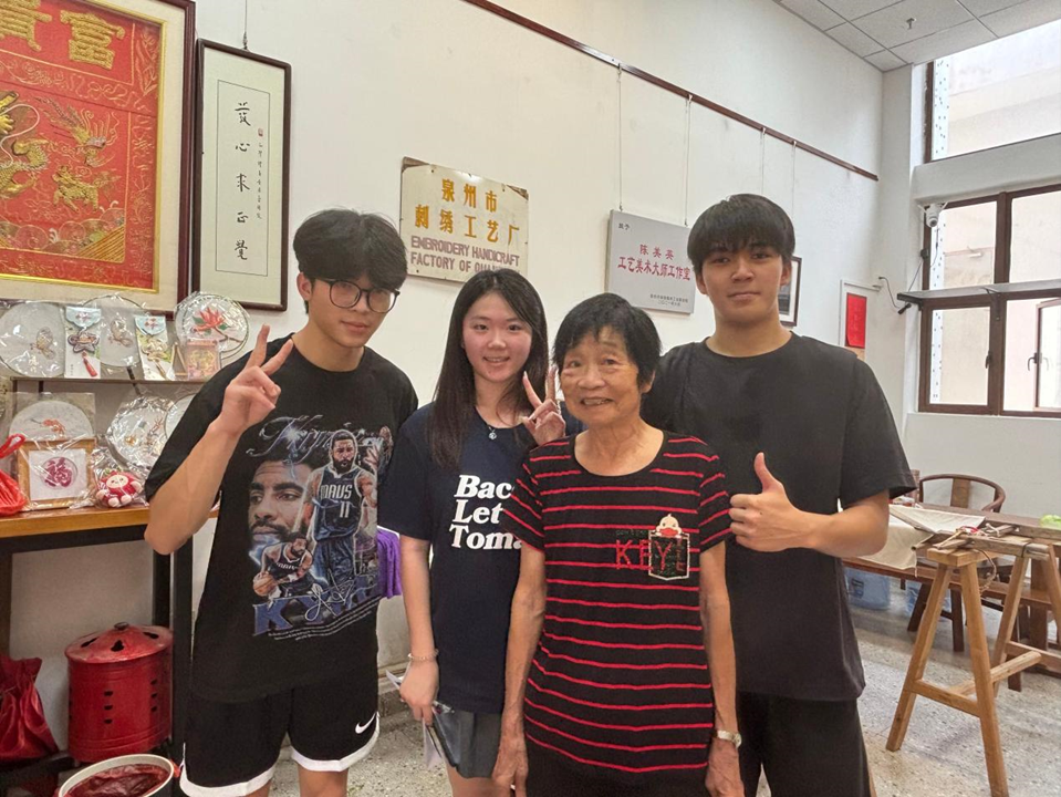 图2 泉州金苍绣技艺工艺美术大师陈美英与学生合影