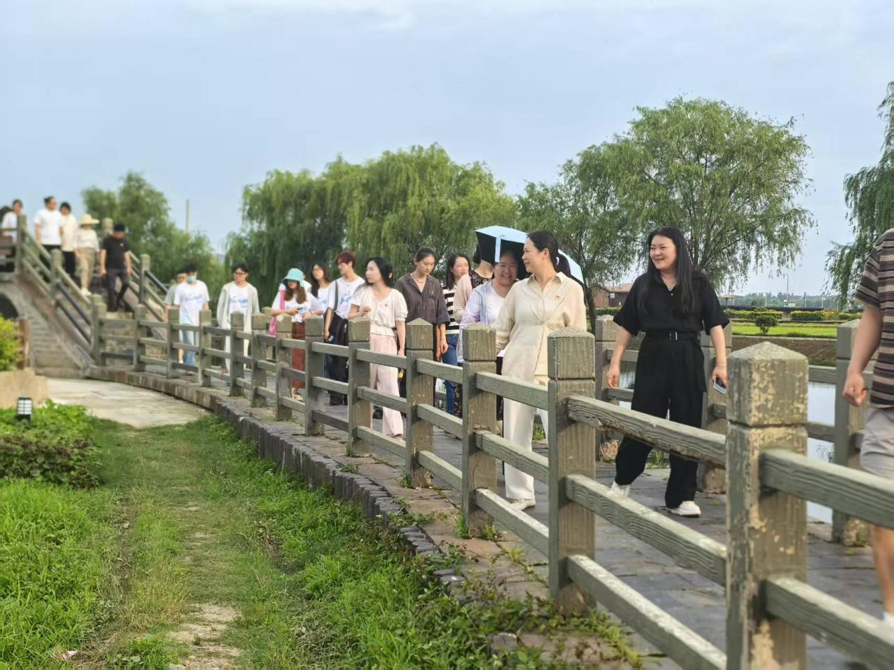 支部党员参观陡门口村