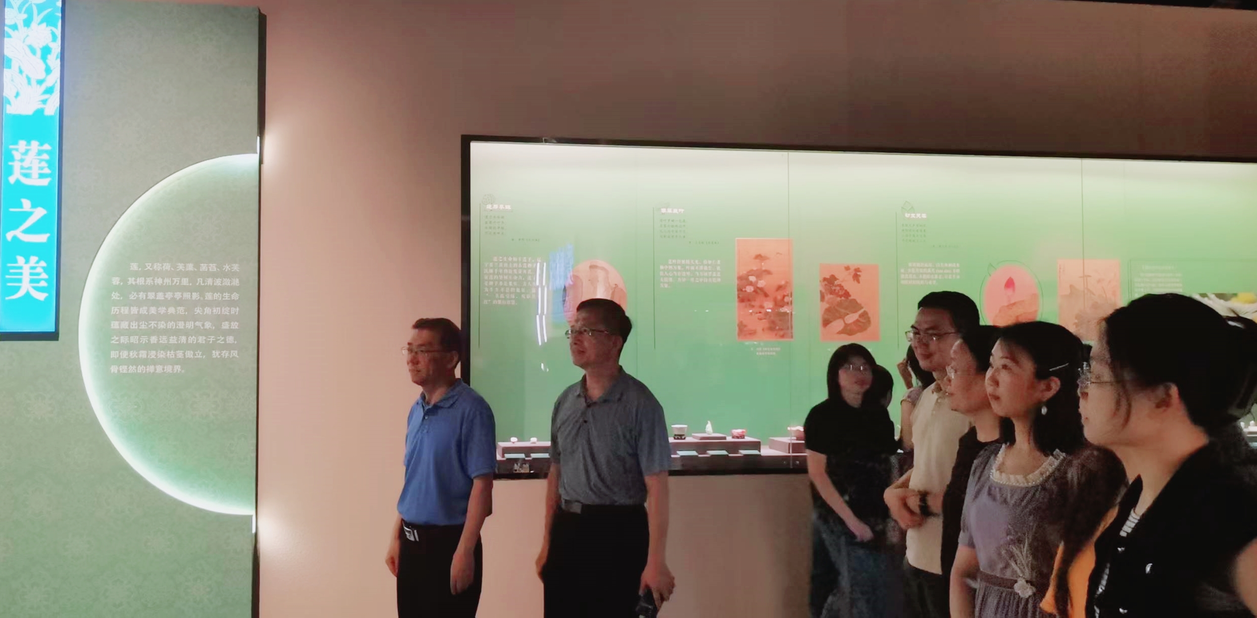 师生参观“爱廉说——文物话清廉”特展