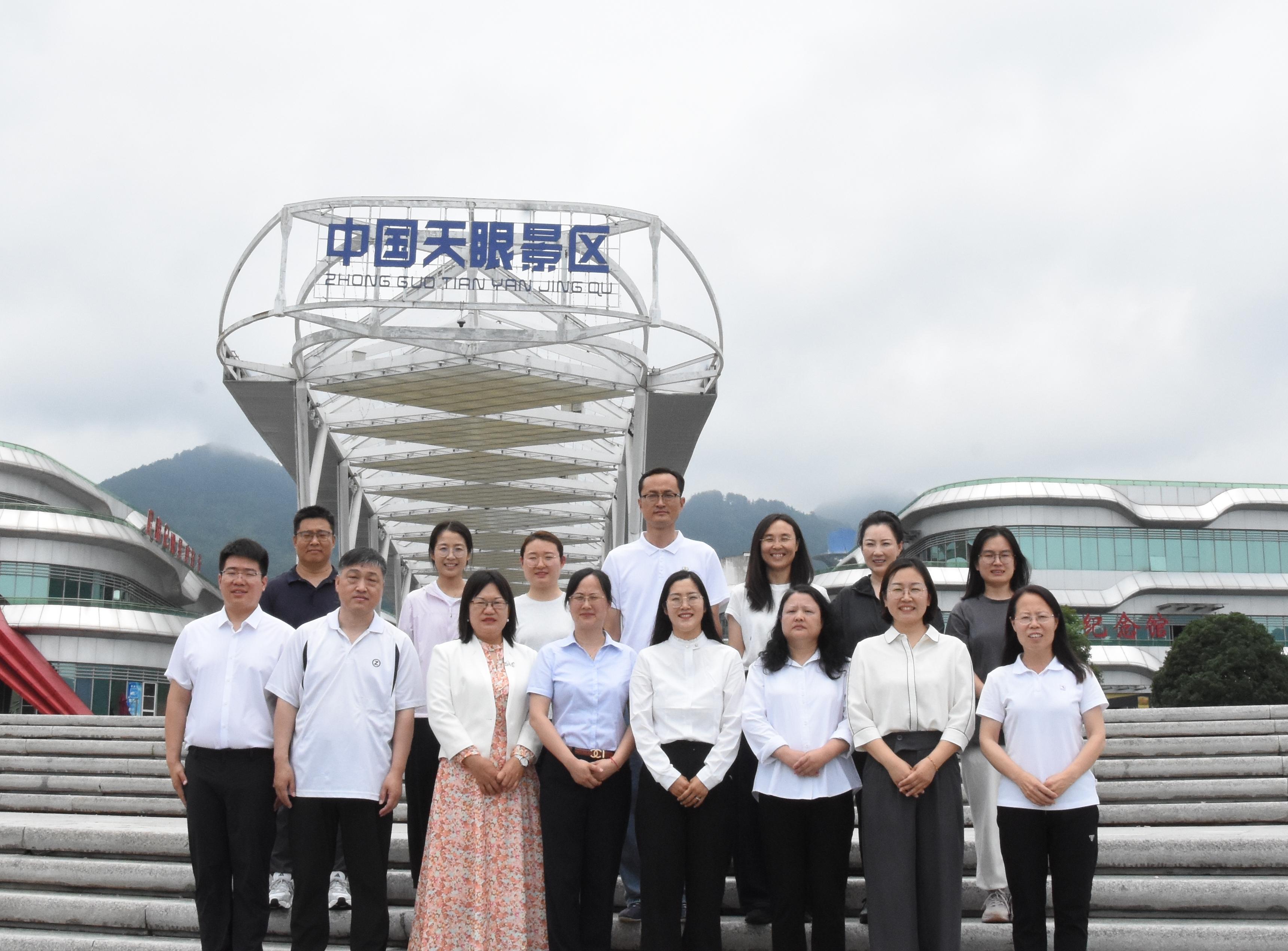 教师们在“中国天眼”FAST基地