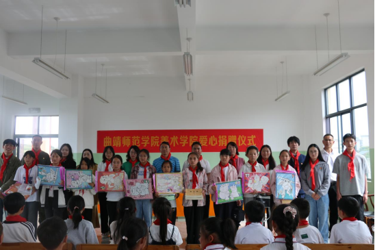 向左所小学捐献画材