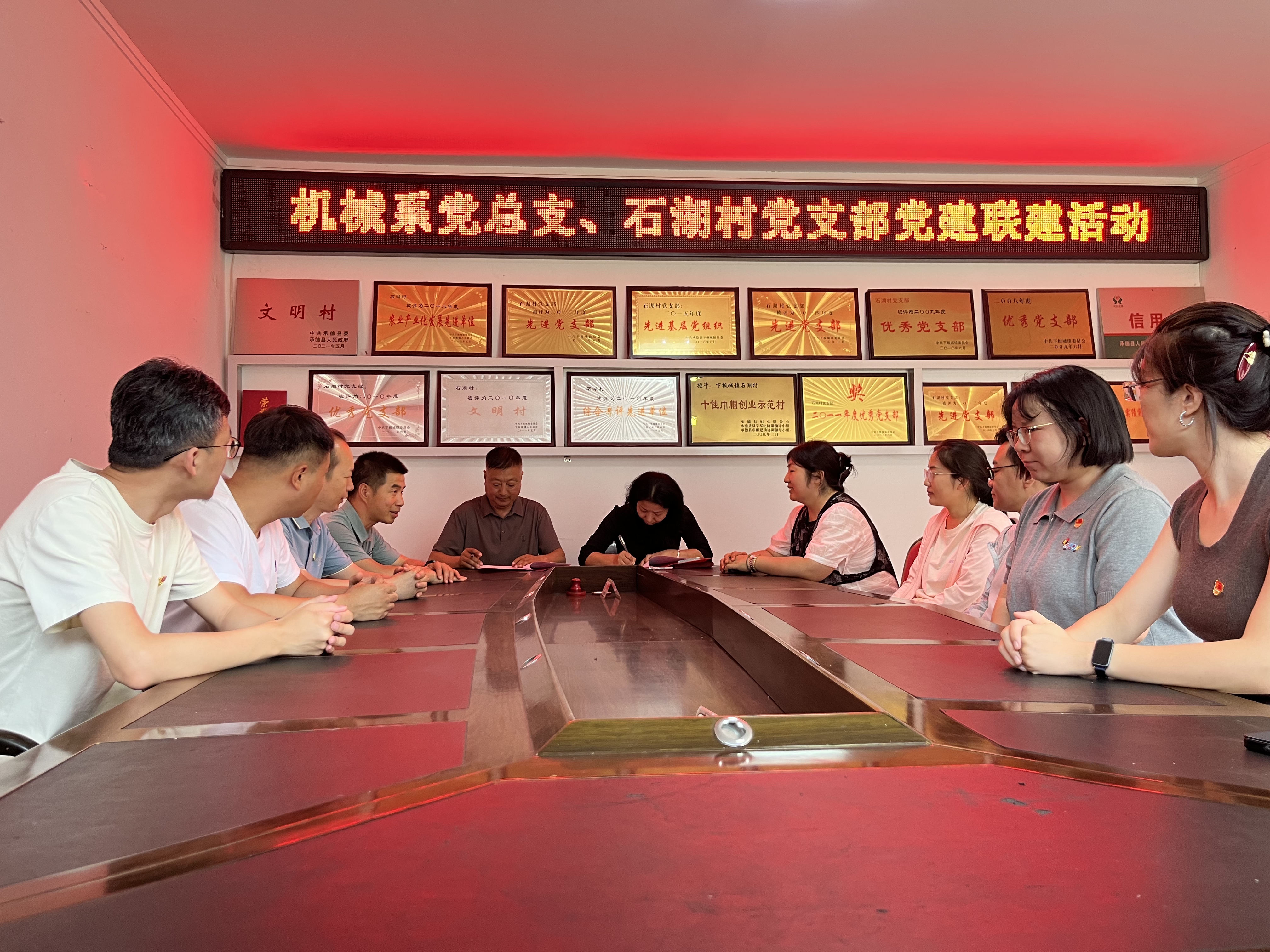 2c8283da2e84e5b1b15f9f9f3dc27a9 2c8283da2e84e5b1b15f9f9f3dc27a9