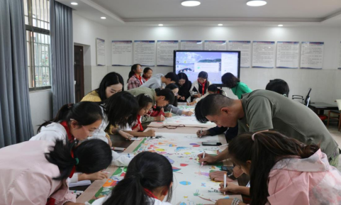 支部成员与左所小学师生共同绘画