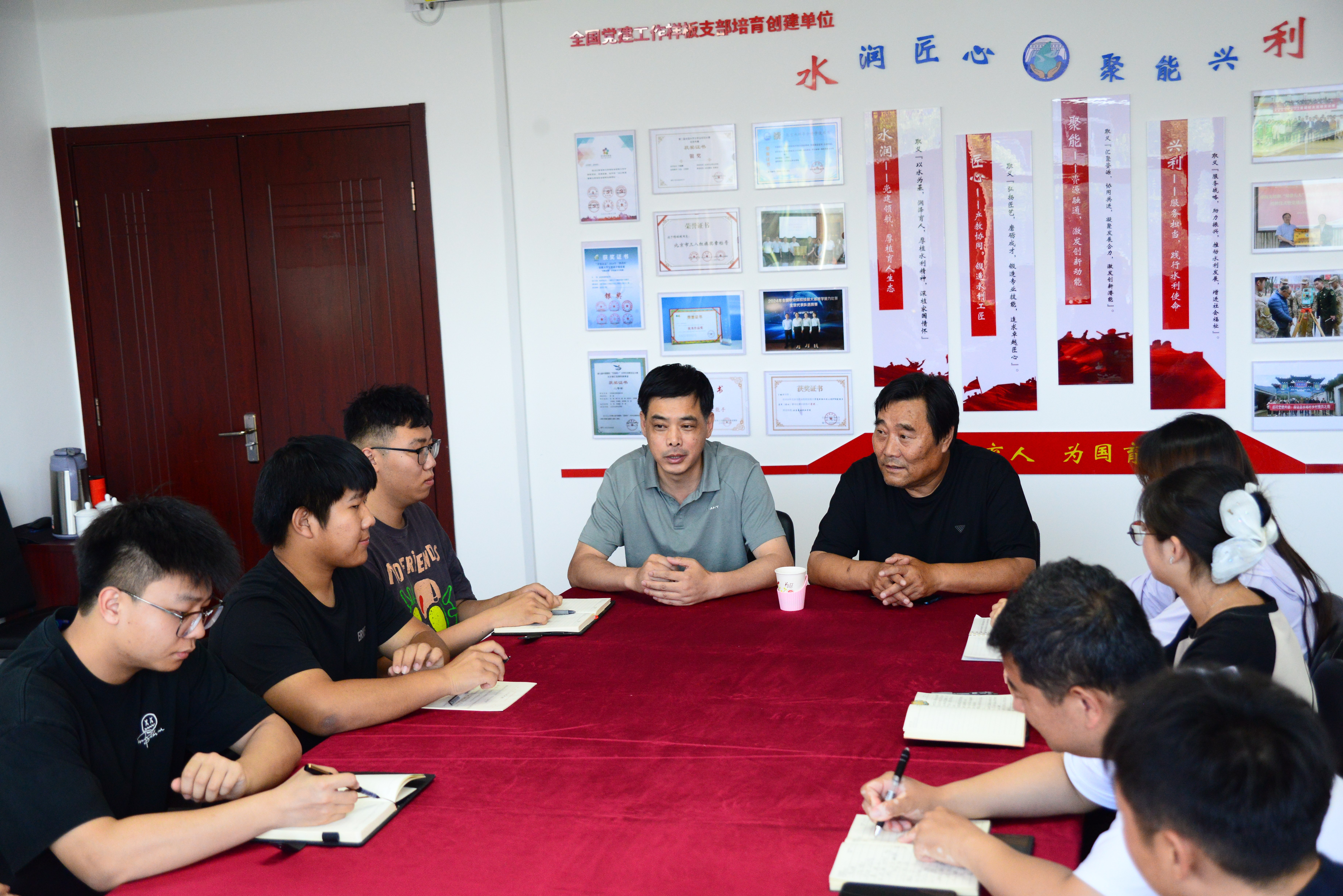 支部举办“弘扬时代精神，建设教育强国”主题座谈会(1)