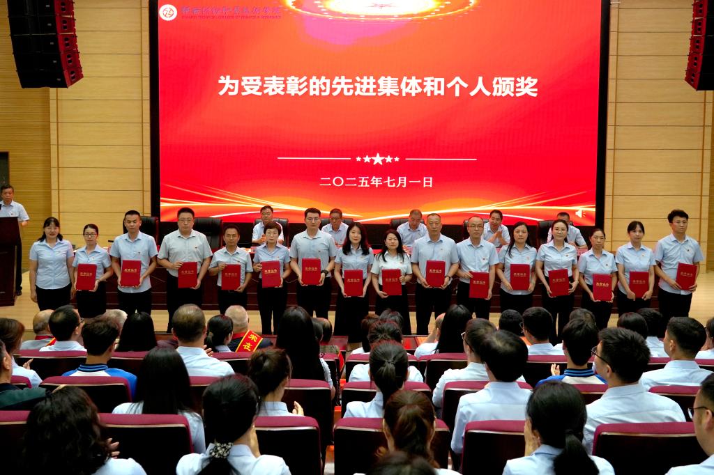 数字商务学院教师第一党支部获得“党旗飘扬工程”战斗堡垒旗(左四) 数字商务学院教师第一党支部获得“党旗飘扬工程”战斗堡垒旗(左四)