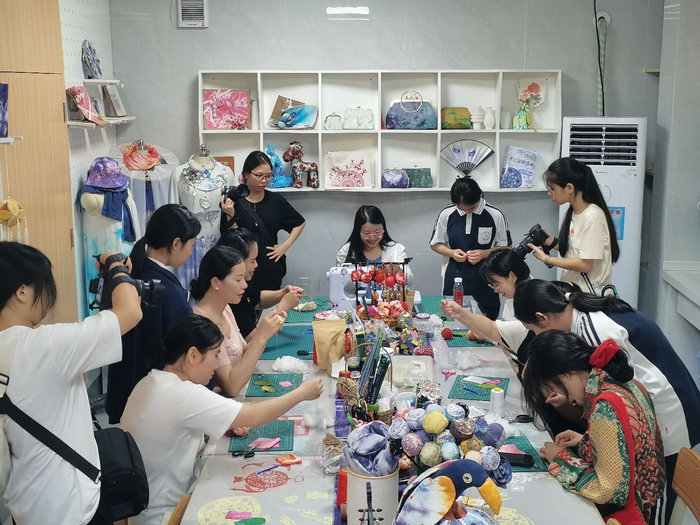 扎染石榴花并缝制石榴花手工挂饰 扎染石榴花并缝制石榴花手工挂饰