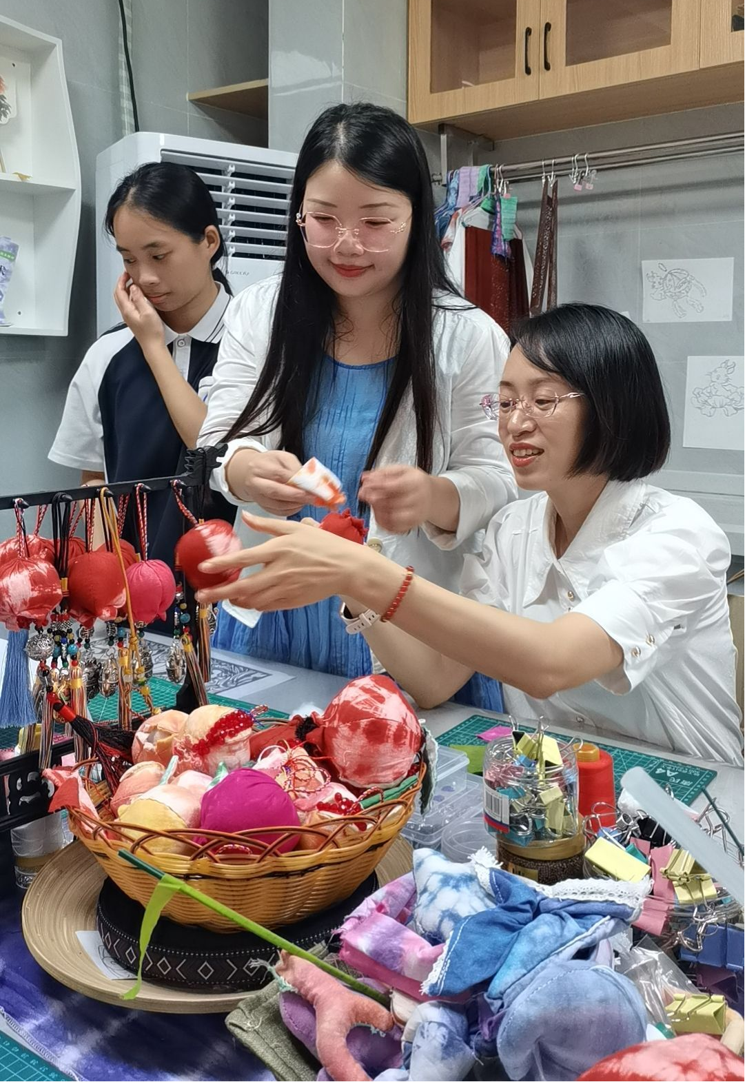 非遗缝制石榴花手工挂饰 非遗缝制石榴花手工挂饰