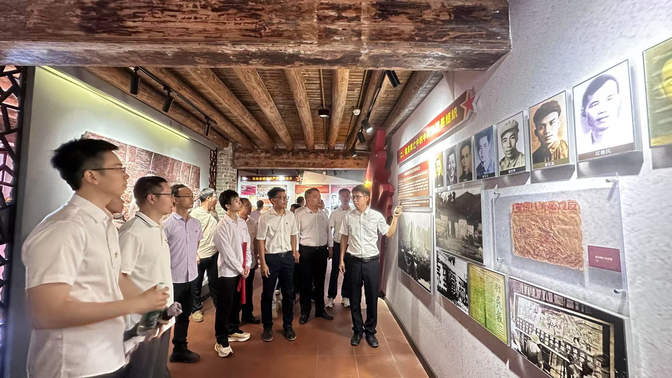 讲解员介绍荣昌堂的历史情况