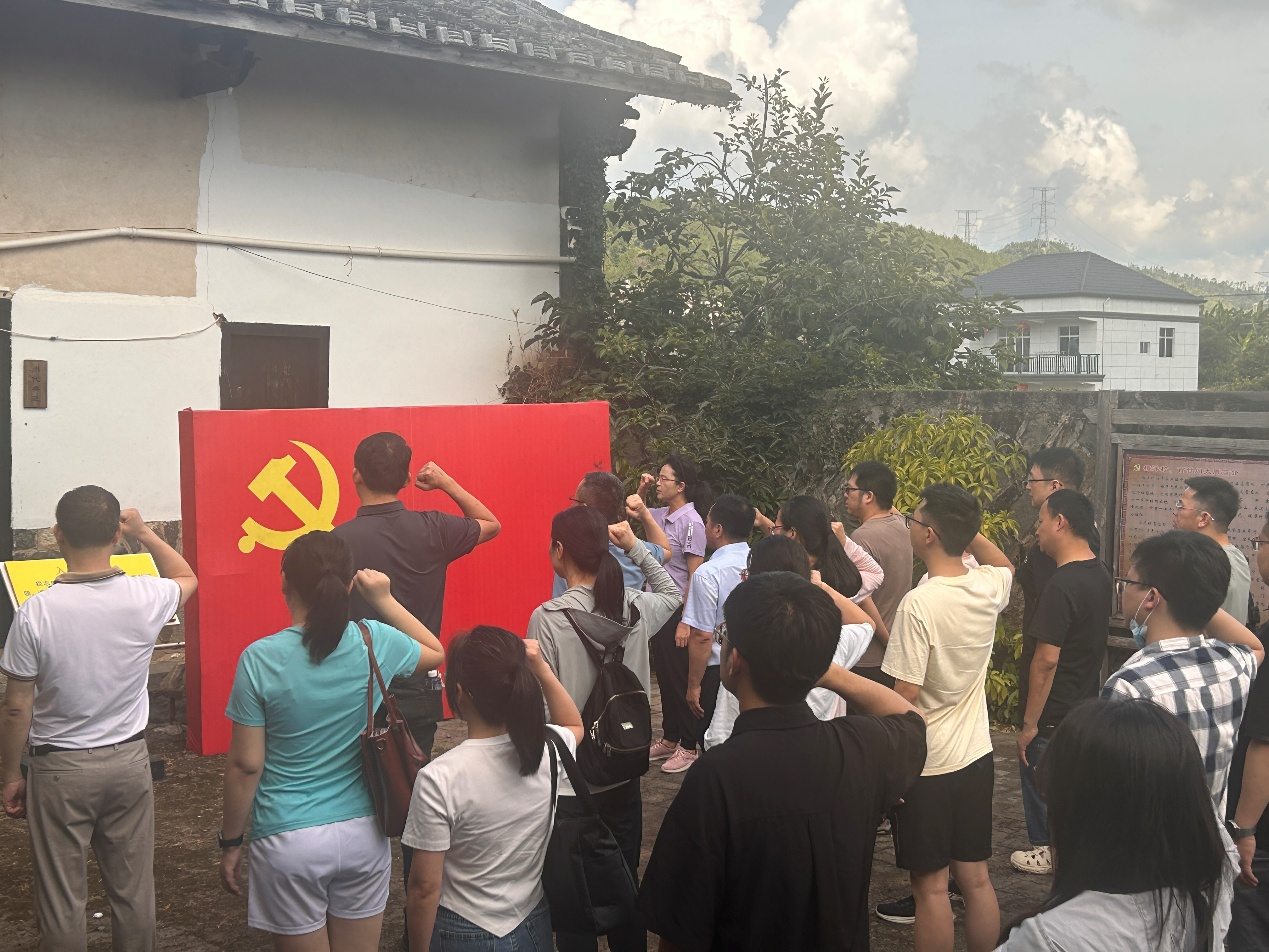 图为全体党员重温入党誓词