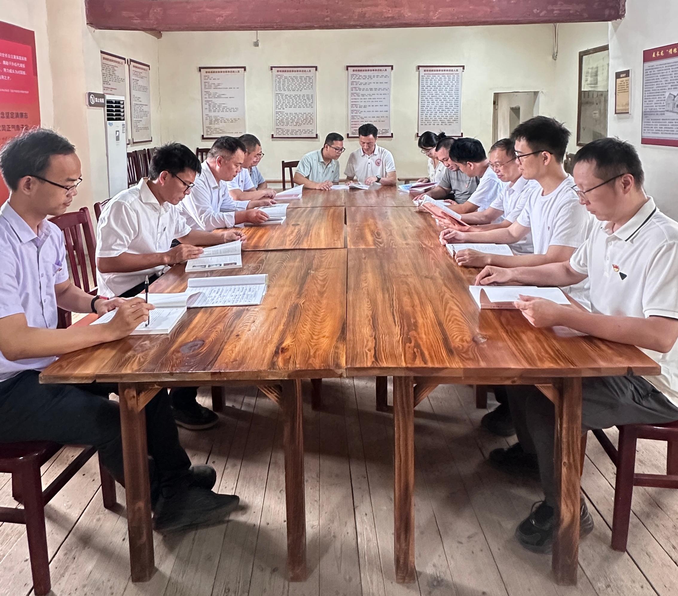 荣昌堂会议室上开展座谈会及集体学习