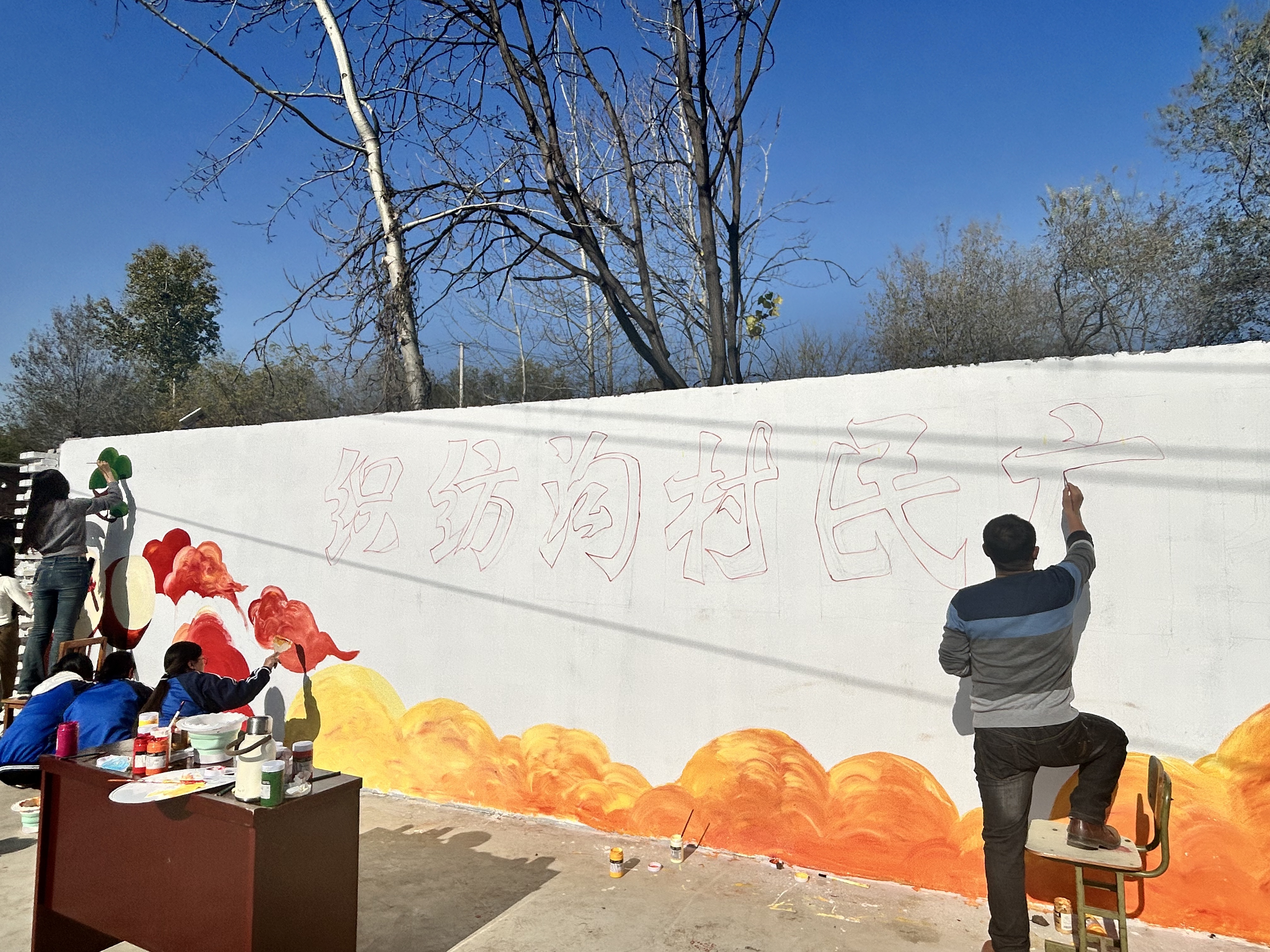 艺术设计系师生为赴织纺沟村绘制文化墙 艺术设计系师生为赴织纺沟村绘制文化墙