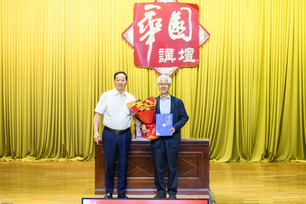 章熙春书记为何镜堂院士颁发纪念证书