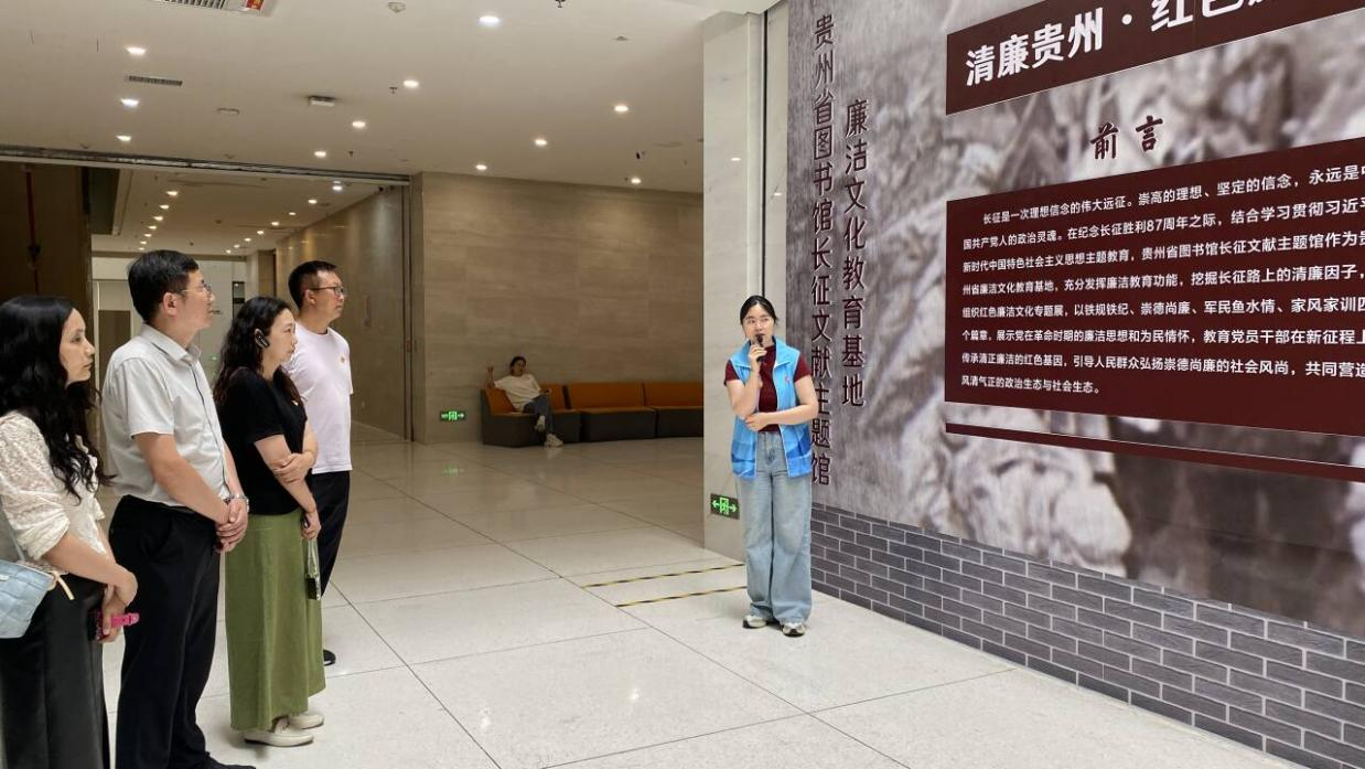 党员同志们认真听革命先辈们克己奉公的感人事迹