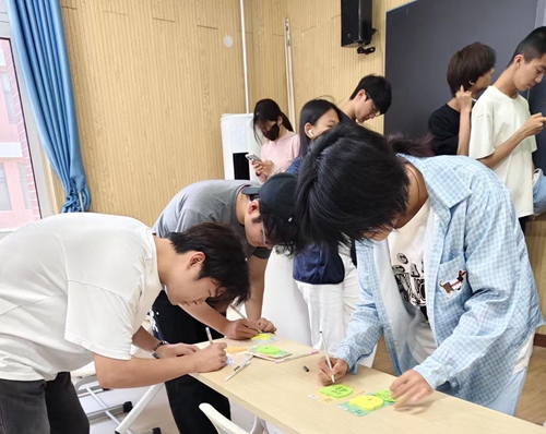 学生们写下爱自己的宣言