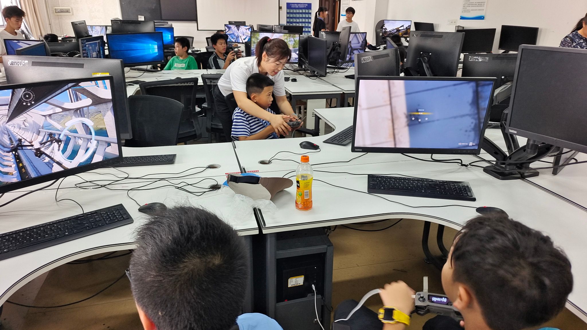 黄华娟进行模型演示 黄华娟进行模型演示