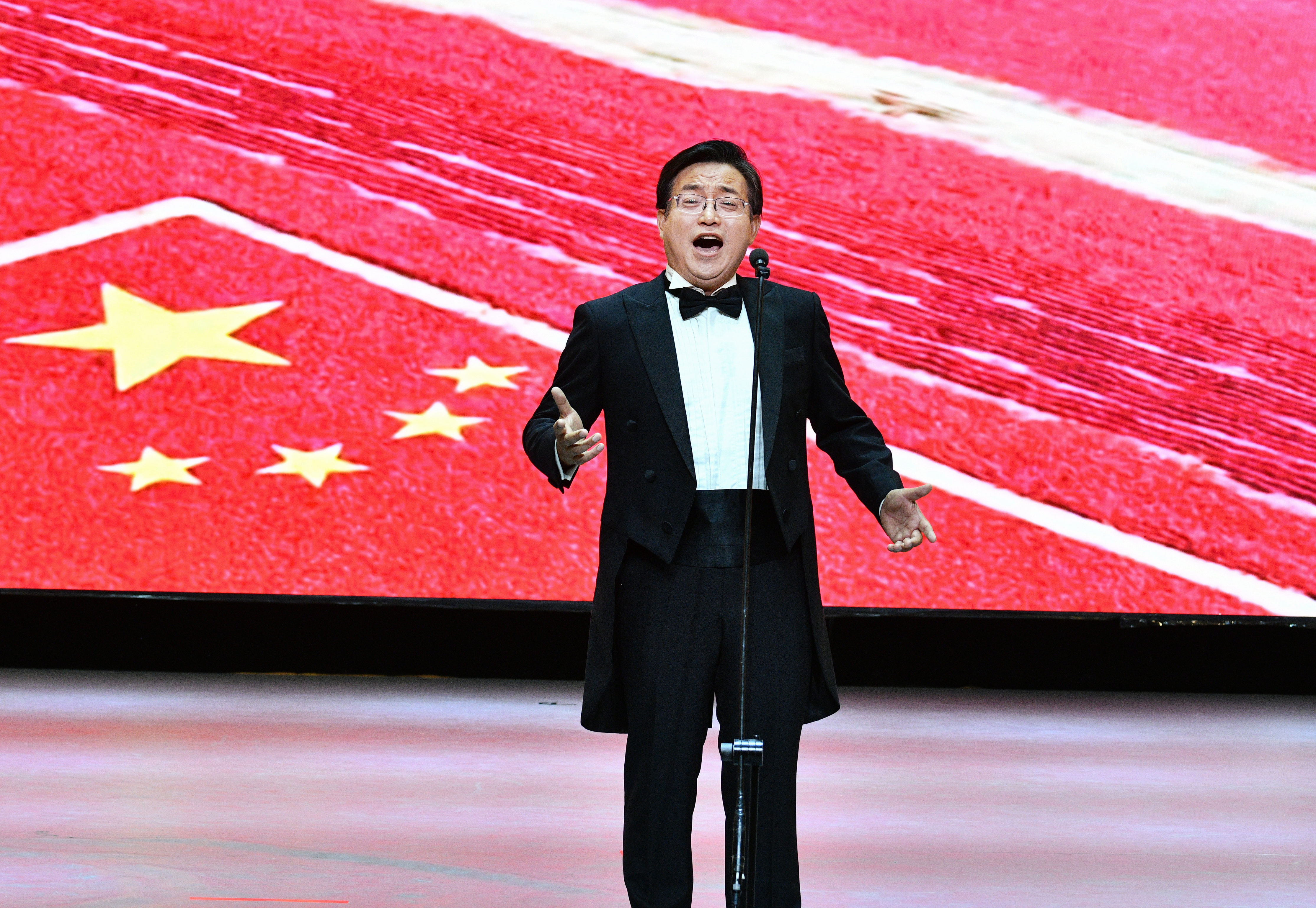 7.《把一切献给党》