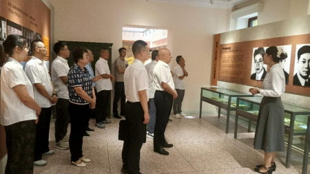 参会全体党员参观新疆大学校史馆 参会全体党员参观新疆大学校史馆