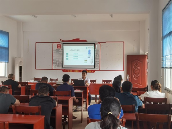 图2 茶叶双高专业群教师党支部钟勇同志授课 图2 茶叶双高专业群教师党支部钟勇同志授课