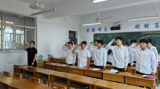 道桥党支部召开转正大会，18 名同志光荣加入党组织