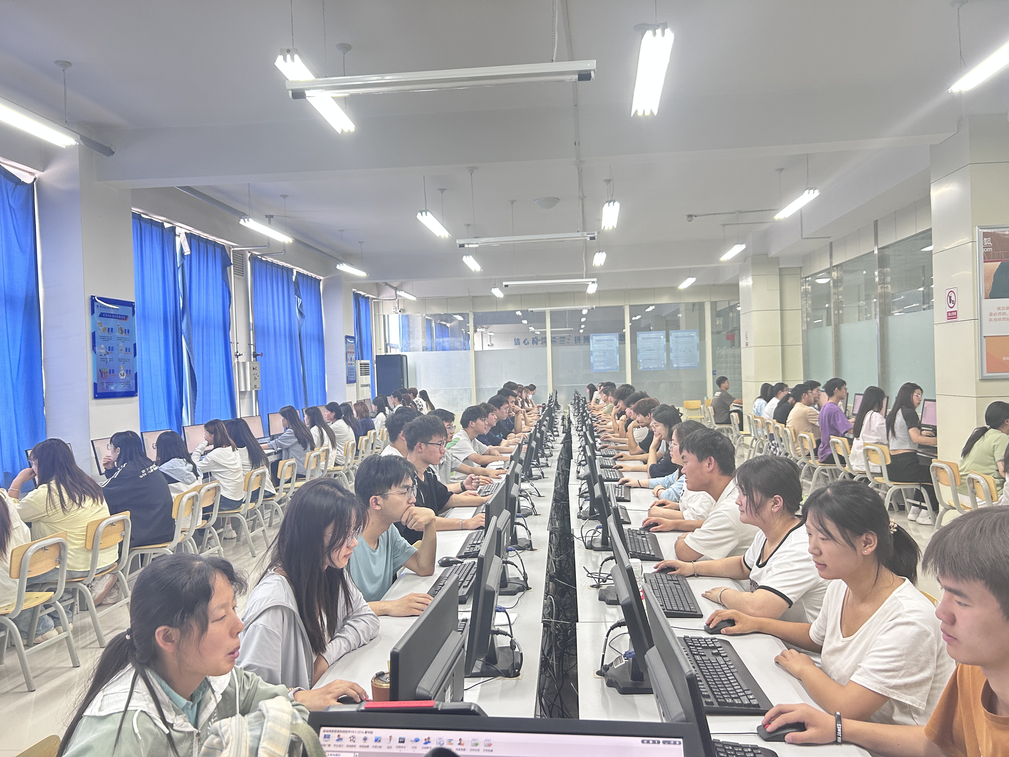 图1 大学语文平台考试现场展示