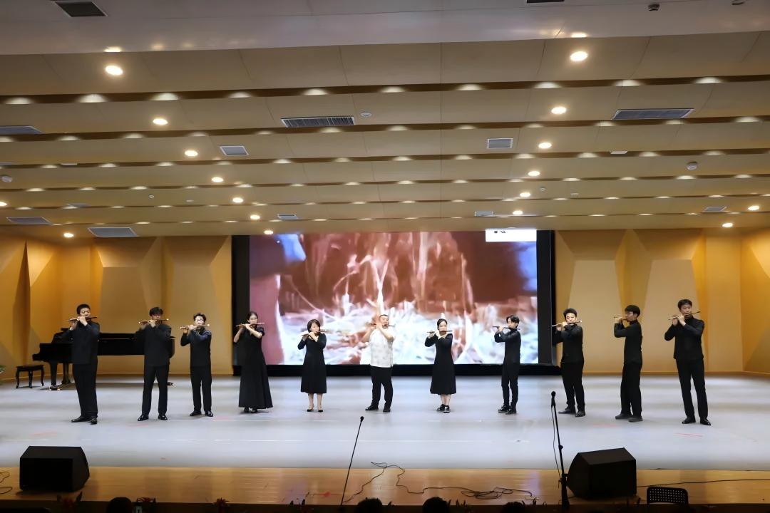 4.笛子合奏《扬鞭催马运粮忙》