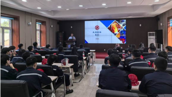 图4：教师党员带领学生赴抚顺特钢生产实习