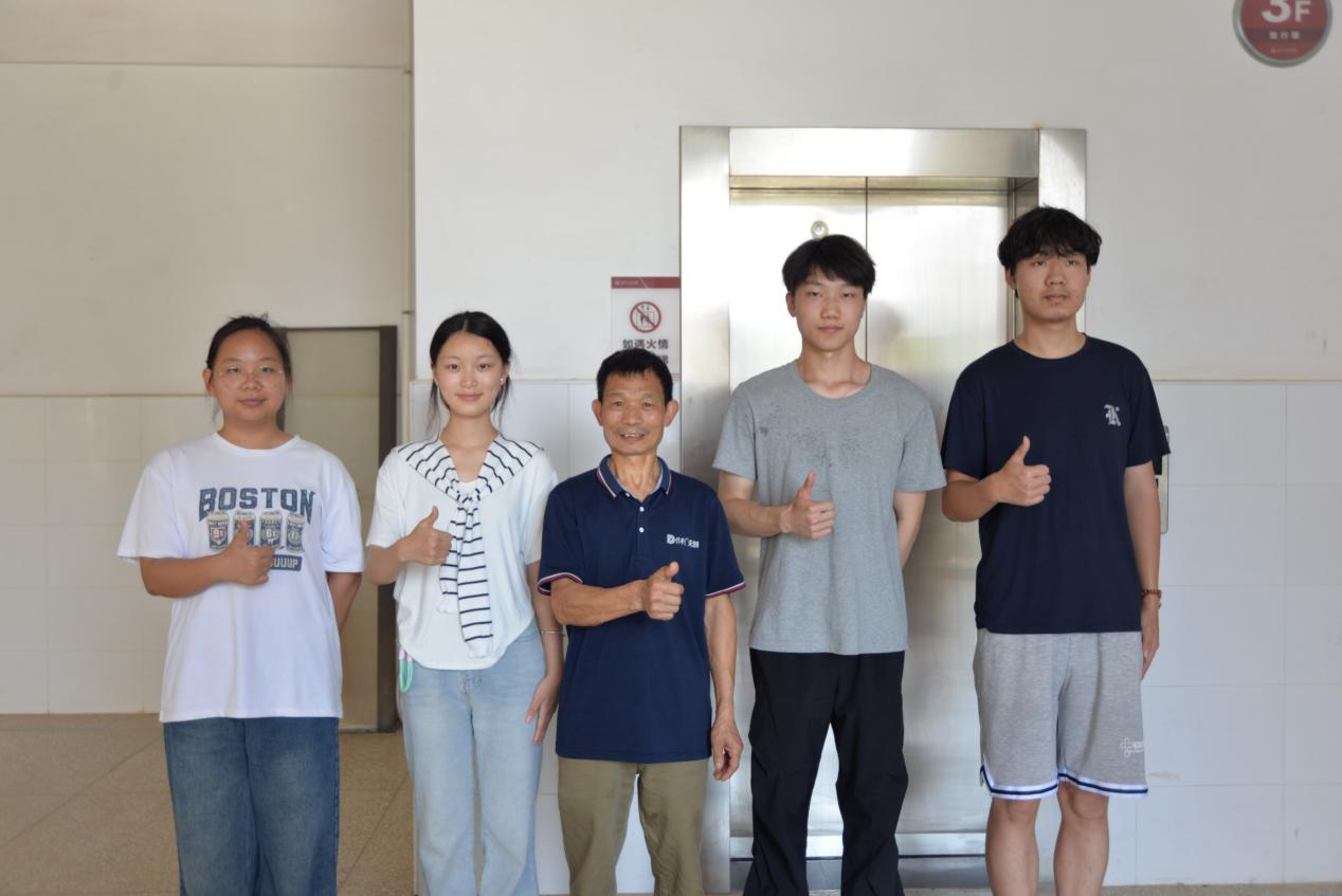 智造2415班的刘胤瑶、范欣怡、智造2409班王身泉、2412班苏超春和陈师傅合影（中）
