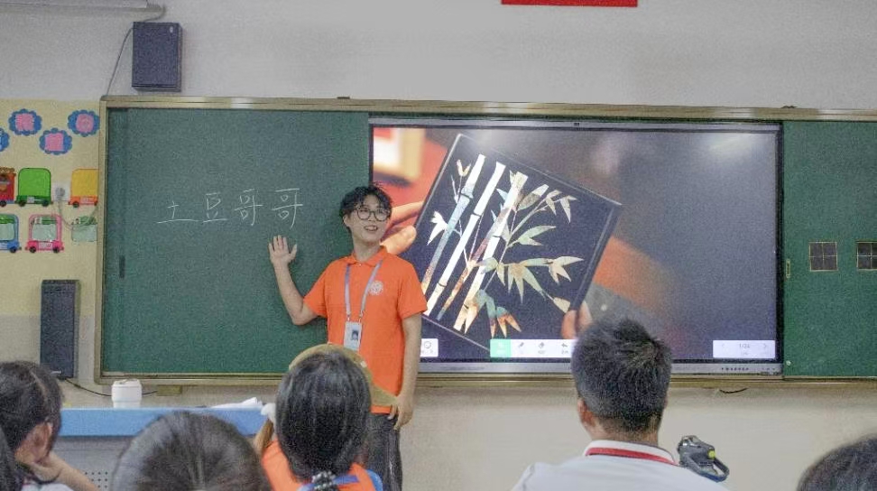 05老师在给小朋友们引入课程 05老师在给小朋友们引入课程