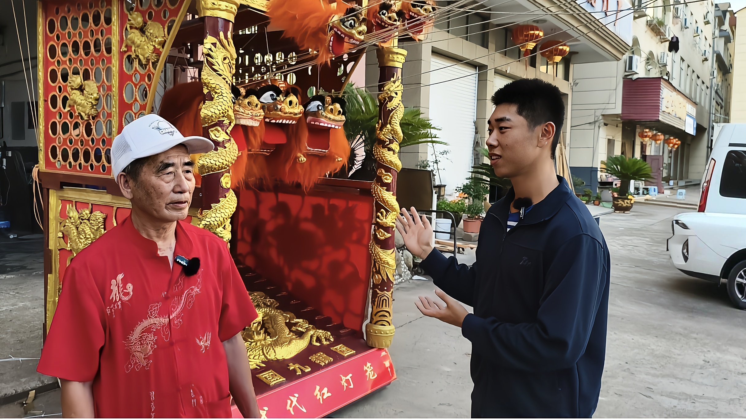 图为“九狮绽古韵，青春助振兴”实践团采访传承人胡根基