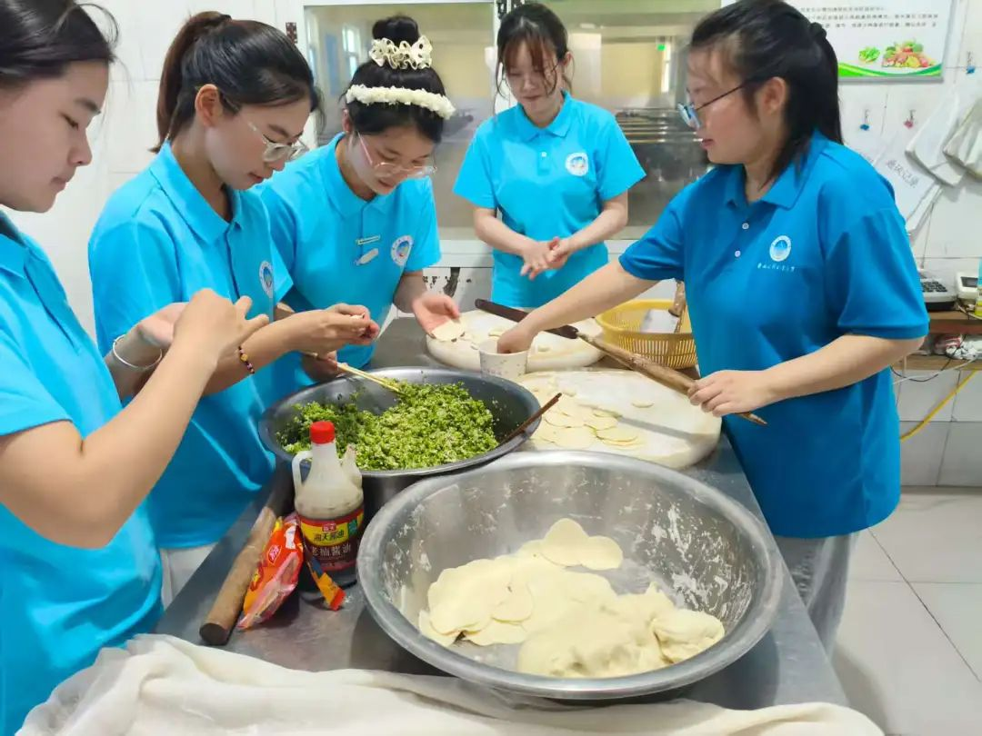 图片2=与孩子们一起包饺子，中华文化潜移默化