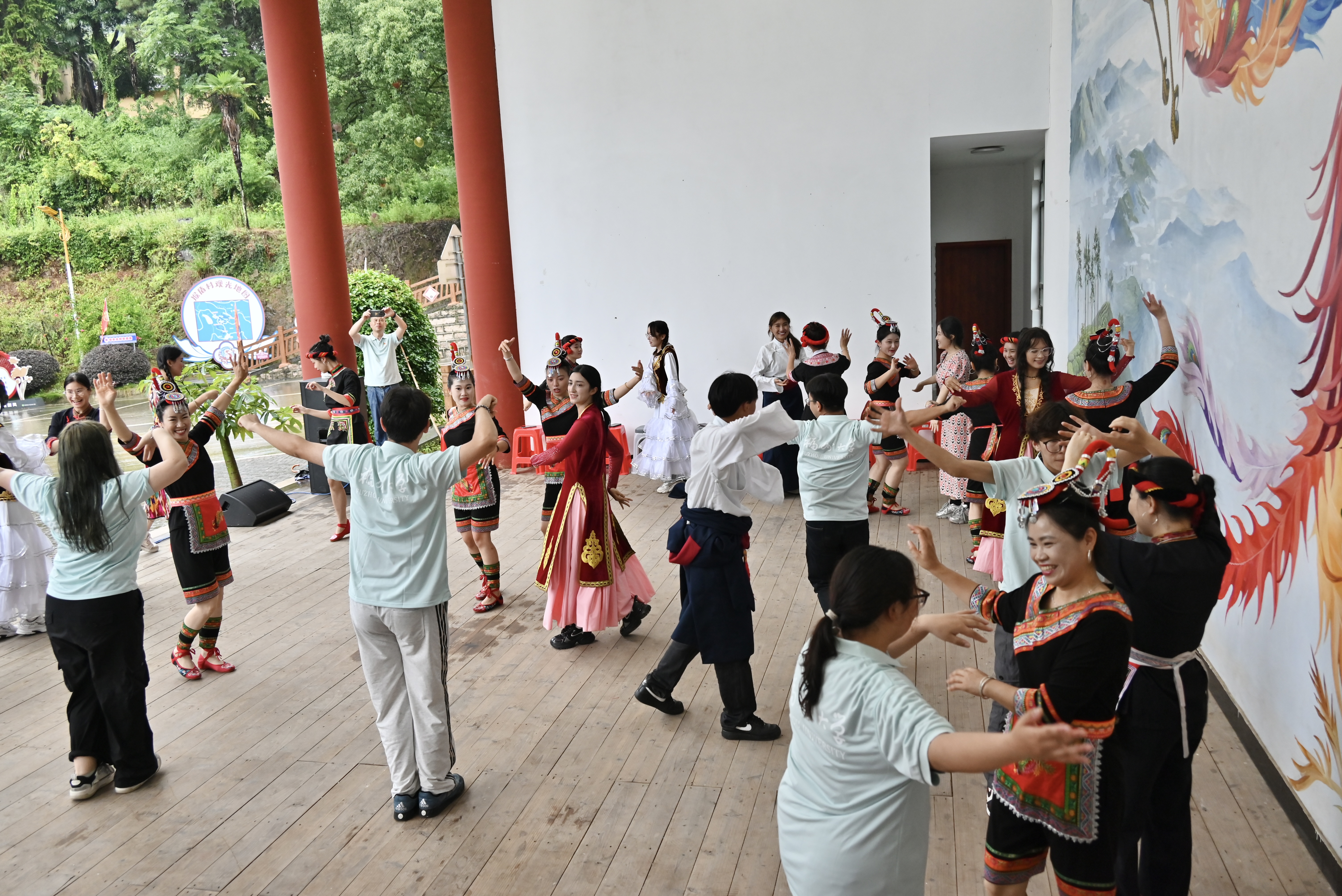 2025.7.9 实践队师生与村民共跳维吾尔族舞蹈《麦西来甫》 2025.7.9 实践队师生与村民共跳维吾尔族舞蹈《麦西来甫》