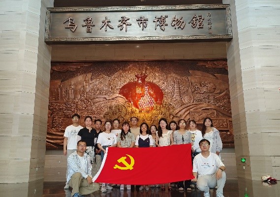 图1 党员同志在博物馆合影 图1 党员同志在博物馆合影