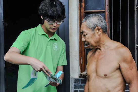 图为团队成员向老人进行安全知识宣讲 图为团队成员向老人进行安全知识宣讲