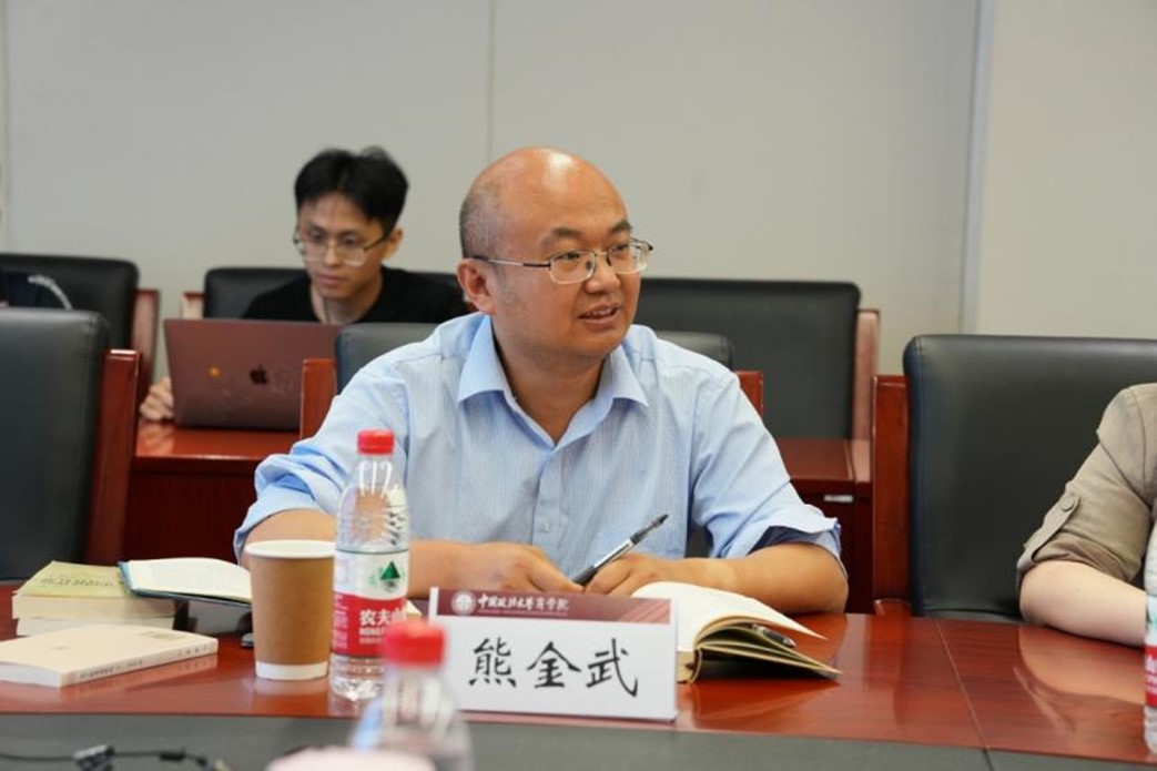 新疆伊犁师范大学霍尔果斯商学院院长熊金武教授结合自身援疆经历，提出将经典阅读与现实问题结合，如国有企业、土地制度等议题，需从历史脉络中理解其演变逻辑，呼吁加强对《管子》思想的传承与传播，推动其走向国际，讲好中国经济思想的历史深度与独特价值。