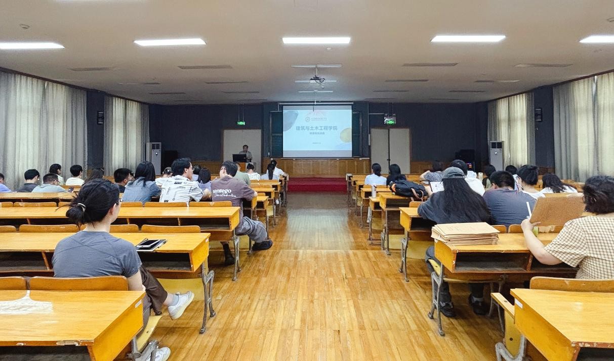 图2 全体教师听讲座现场