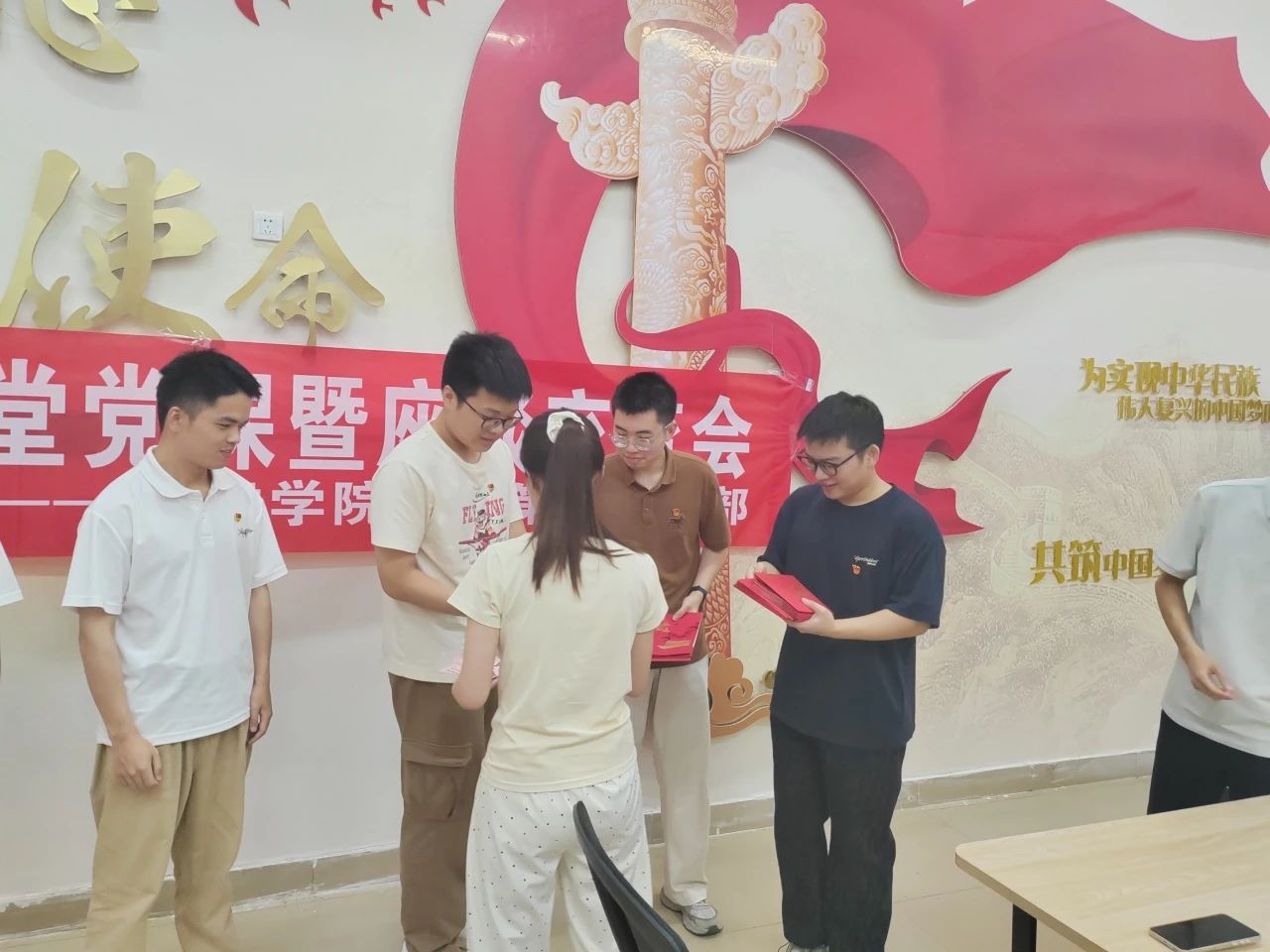 发放纪念礼物